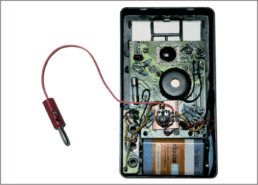 Implementation. The sensed voltage is connected to the amplifier via two twisted wires (yellow/green). The output of the op amp is connected to a wire (pink) with a banana-plug, so that it can be connected to the voltage input of the meter. The op amp is hidden underneath the potentiometer.