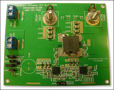 图2. 原型电路板包含两片MAX8686 PWM控制器和一组耦合线圈，每路输出可提供1.2V、最大50A电流。