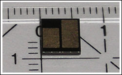 図2. 6.0mm×6.0mm×0.9mmのSFNパッケージ。 接触面積が広い点を特徴とします。