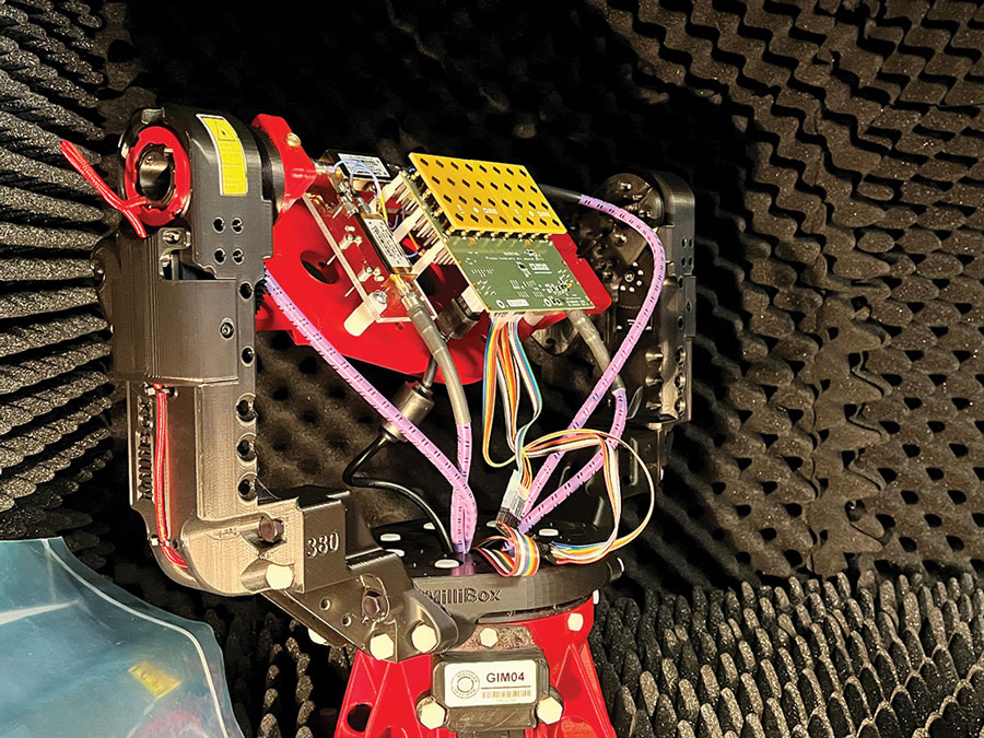 図2b. カスタムのアダプタ・プレート。3軸ポジショナであるGIM04-380に、10GHz対応のアンテナ・アレイ、アナログ・ビームフォーミング・ボード、スプリッタ回路を取り付けています。