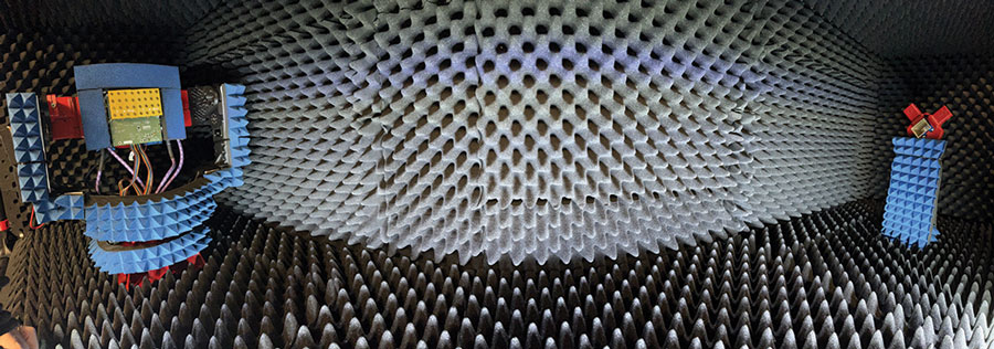 図2c. 電波暗室内部の様子。アンテナ・アレイは、左側のジンバル(GIM04)に取り付けています。Xバンドに対応するホーン・アンテナは、右側の遠方界に配置しています。