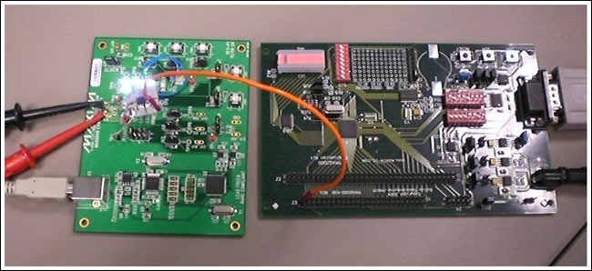 図2. 左側のMAXQ2000-KITと右側MAX6948搭載ボードによる実験用セットアップ