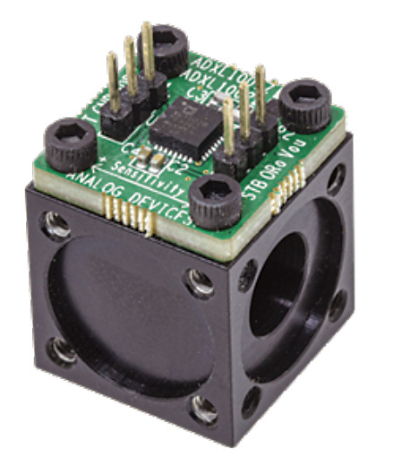 図7. キューブ型の取り付け用治具。MEMSセンサーの評価用ボードに対して、機械的に最適化されています。