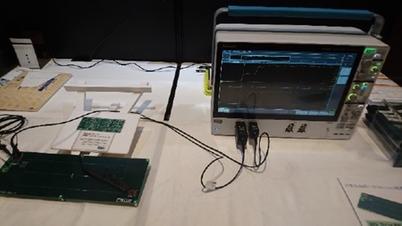 図14.アナログ技術セミナー2019の展示会場でデモしているようす(ピーバンドットコムご提供)